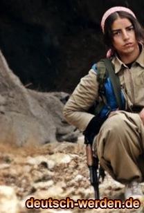 Als eine kurdische Guerilla mit Kalaschnikow