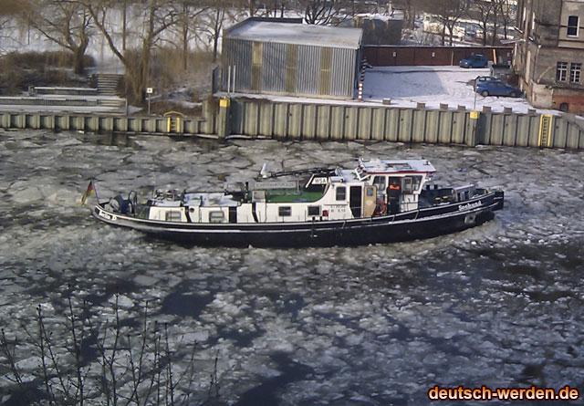 Eisbrecher auf gefrorenen Fluss-Spree in Berlin-Brandenburg